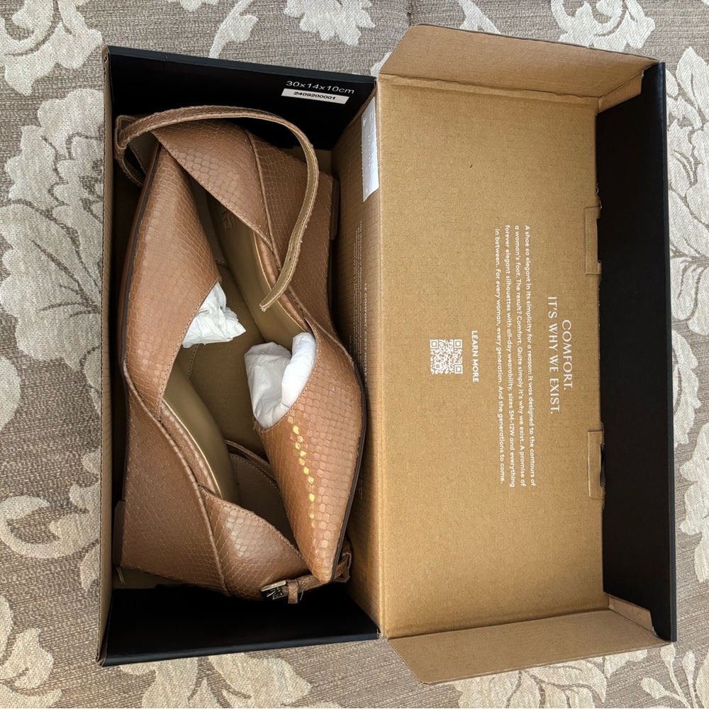 Naturalizer Tan Textured Heels